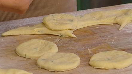 Рецепт сливочных булочек с малиной