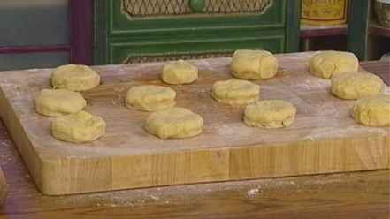 Рецепт сливочных булочек с малиной