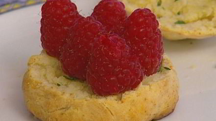 Рецепт сливочных булочек с малиной