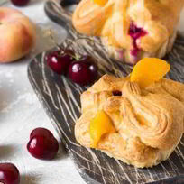 Слоеные булочки с консервированными персиками