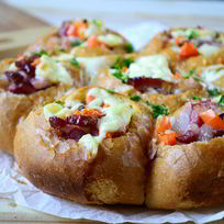 Сырные булочки с яйцом и беконом