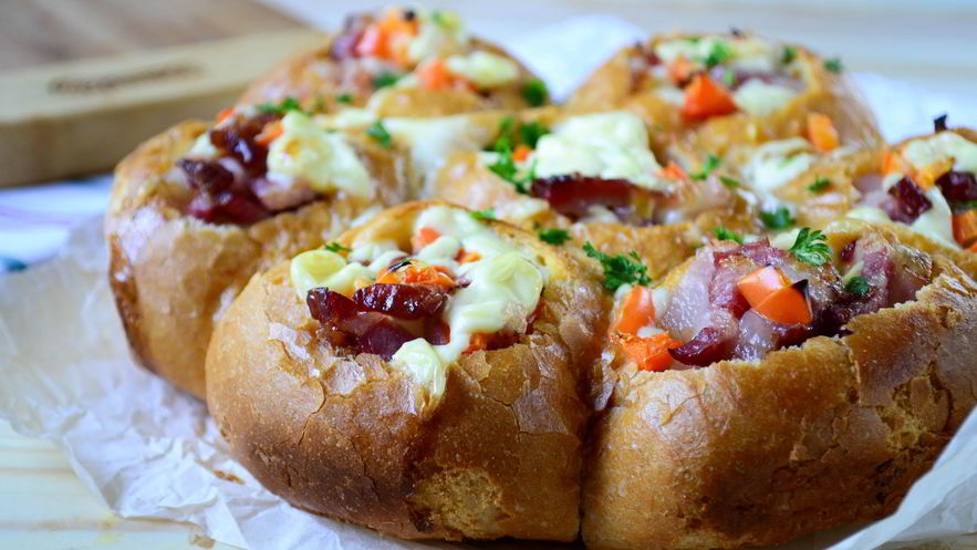 Рецепт сырных булочек с яйцом и беконом