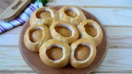 Рецепт сырных булочек с яйцом и беконом