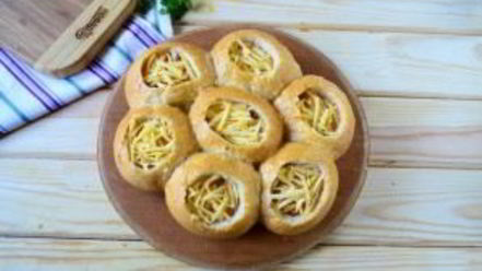 Рецепт сырных булочек с яйцом и беконом