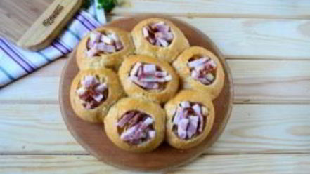 Рецепт сырных булочек с яйцом и беконом