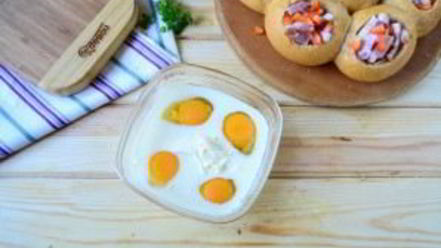 Рецепт сырных булочек с яйцом и беконом