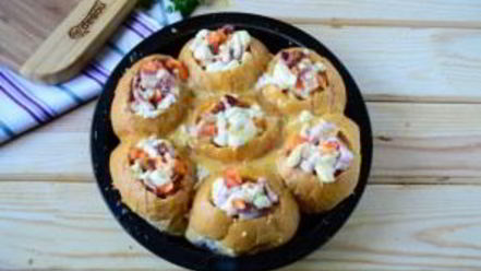 Рецепт сырных булочек с яйцом и беконом