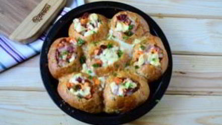 Рецепт сырных булочек с яйцом и беконом
