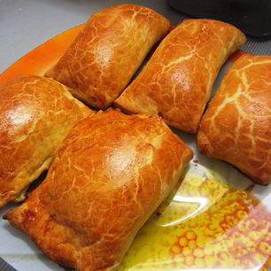 Рецепт Ватрушки из слоеного теста с творогом