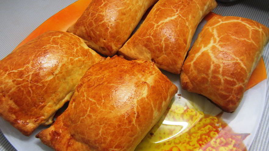 Рецепт ватрушки из слоеного теста с творогом