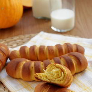 Рецепт Воздушных тыквенных булочек на сгущенке