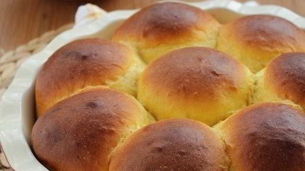 Рецепт воздушных тыквенных булочек на сгущенке