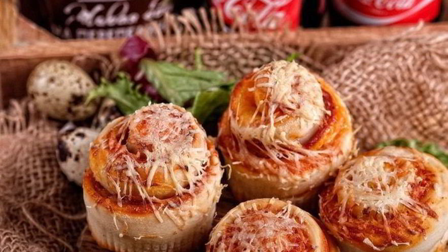 Рецепт закусочных булочек-розочек с беконом