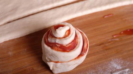 Рецепт закусочных булочек-розочек с беконом