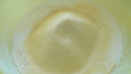 Рецепт кекса на сметане с кукурузной мукой и вяленой клюквой