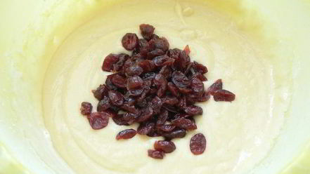 Рецепт кекса на сметане с кукурузной мукой и вяленой клюквой