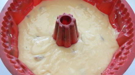 Рецепт кекса на сметане с кукурузной мукой и вяленой клюквой