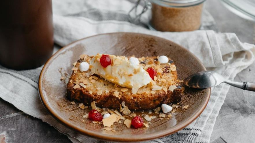 Рецепт кекса с финиками, вишней и сливочным кремом