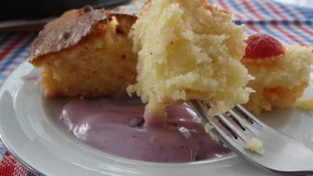 Рецепт лимонно-сметанного кекс с вяленой вишней