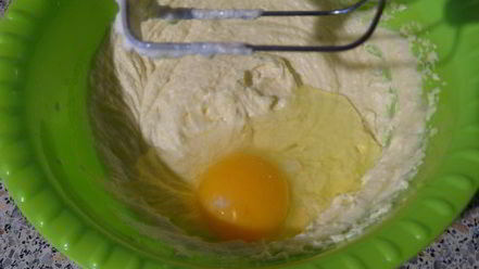 Рецепт лимонно-сметанного кекс с вяленой вишней