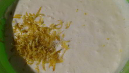 Рецепт лимонно-сметанного кекс с вяленой вишней