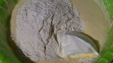 Рецепт лимонно-сметанного кекс с вяленой вишней