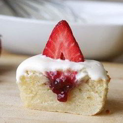 Рецепт Лимонных капкейков с малиновым джемом