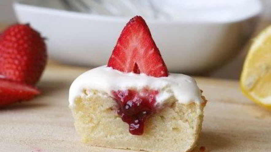 Рецепт лимонных капкейков с малиновым джемом