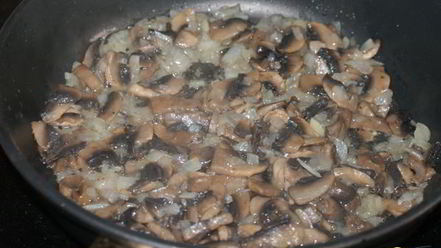 Рецепт мясного кекса с грибами и перепелиными яйцами