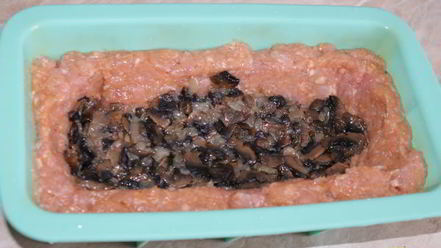 Рецепт мясного кекса с грибами и перепелиными яйцами