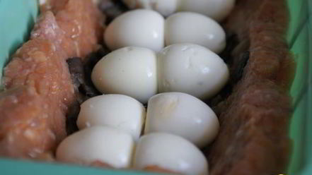 Рецепт мясного кекса с грибами и перепелиными яйцами