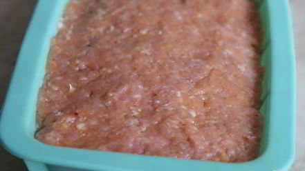 Рецепт мясного кекса с грибами и перепелиными яйцами