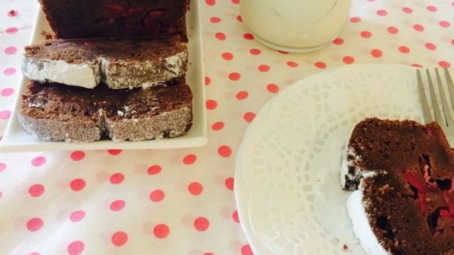 Рецепт шоколадного кекса с кизилом