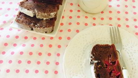 Рецепт шоколадного кекса с кизилом