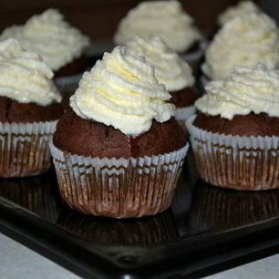 Рецепт Шоколадных капкейков с белково-масляным кремом