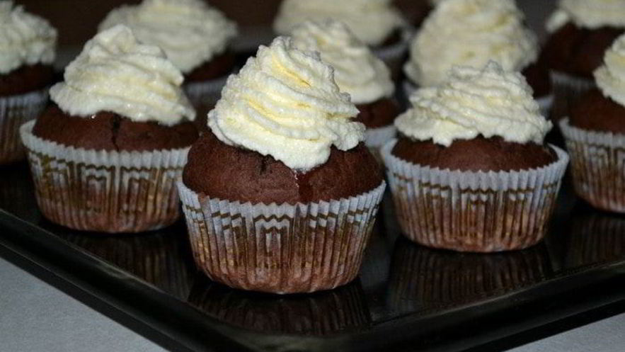 Рецепт шоколадных капкейков с белково-масляным кремом
