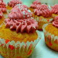 Творожные кексики с кремом и джемом