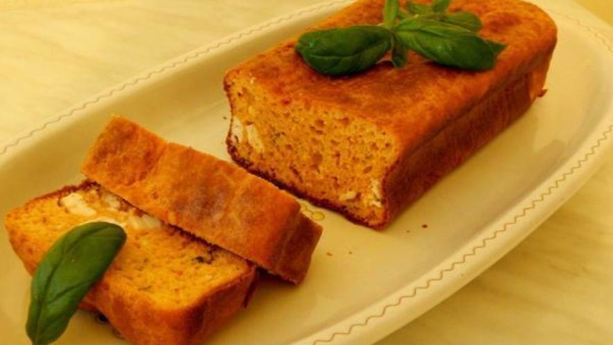 Рецепт закусочного сырного кекса с томатами и базиликом