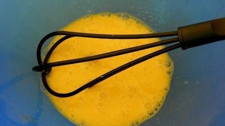 Рецепт закусочного сырного кекса с томатами и базиликом