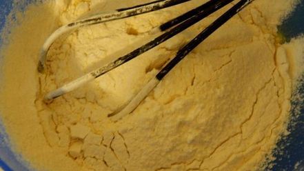 Рецепт закусочного сырного кекса с томатами и базиликом