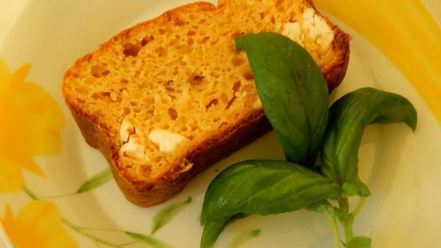 Рецепт закусочного сырного кекса с томатами и базиликом