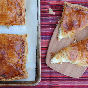 Рецепт Хачапури из слоеного теста с сыром в духовке