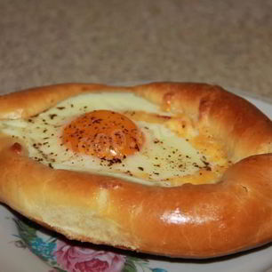 Рецепт Хачапури лодочка с сулугуни и яйцом по аджарски