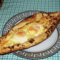 Хачапури по-аджарски из слоеного теста