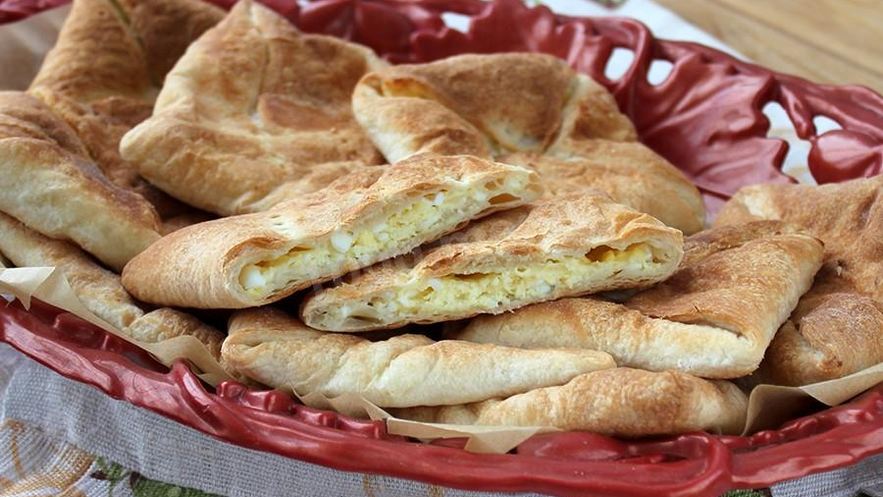 Рецепт хачапури с брынзой из слоеного теста