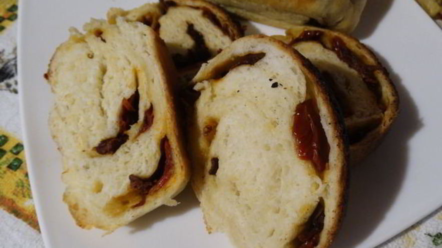 Рецепт дрожжевого хлеба с вялеными томатами