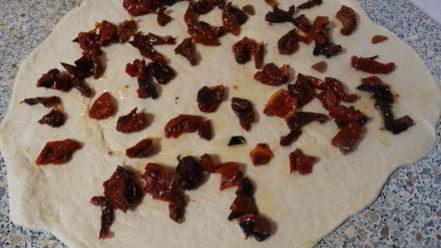 Рецепт дрожжевого хлеба с вялеными томатами