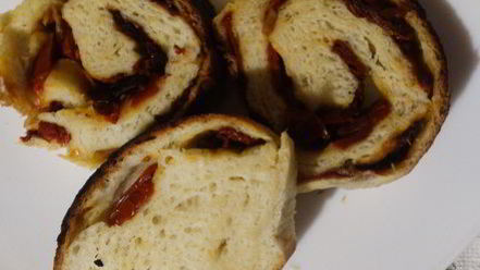 Рецепт дрожжевого хлеба с вялеными томатами