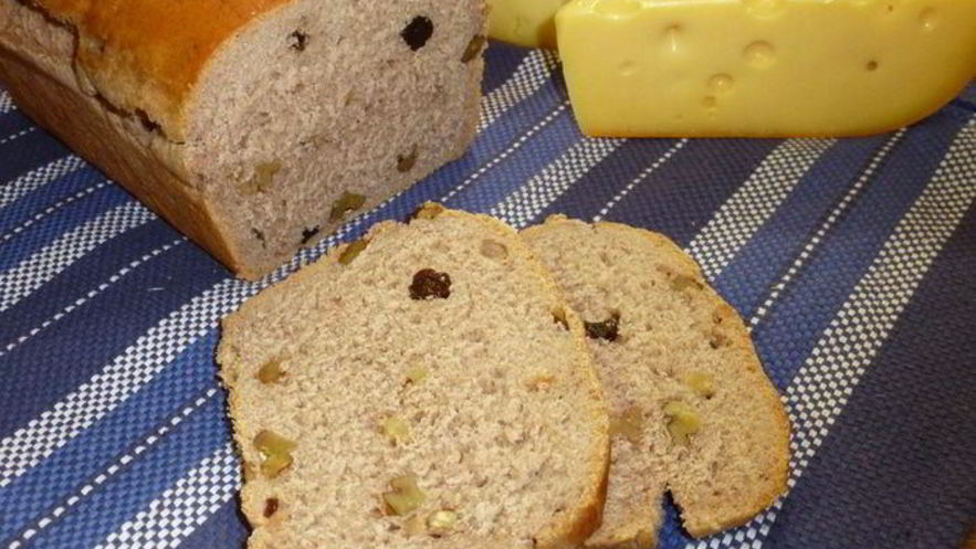 Рецепт французского хлеба на красном вине, с орехами и изюмом