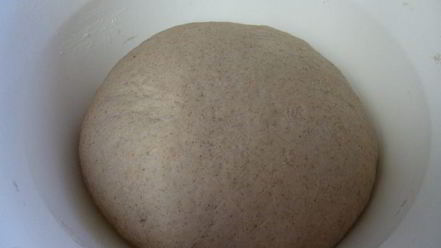 Рецепт французского хлеба на красном вине, с орехами и изюмом